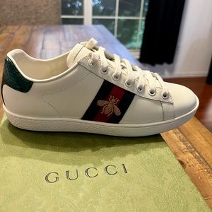 Authentic Gucci Women's Ace Sneaker With Bee

Size Eu36/us6 

Fits like a 7